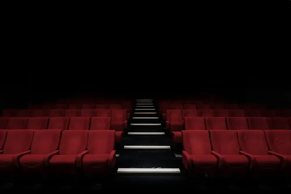 Groot filmdoek in een donkere zaal: net iptv koppelen voor films op je Smart TV