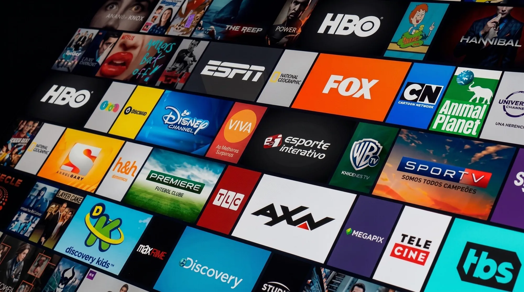 Wand met tv-zenders: hot iptv koppelen en alle zenders in één app